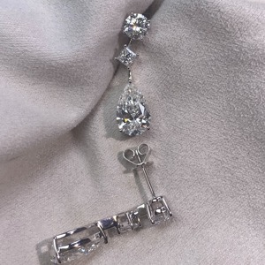 Boucles d'oreilles pendantes élégantes à trois niveaux, rondes et en forme de poire, en or blanc 18 carats avec diamants de laboratoire, bijoux raffinés pour les mariages - Product Image 2