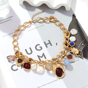 Collier ras du cou vintage G avec perles épaisses plaquées or 18 carats et breloques, vente en gros |   Collier ras du cou avec pendentif en perles et pierres précieuses multiples - Product Image 3