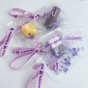 ซองซิปพลาสติก PVC แบบฝ้าพิมพ์ลายโลโก้ตามสั่ง สำหรับใส่เครื่องประดับและเครื่องสำอาง พร้อมห่วงคล้องและสายคล้องคอแบบริบบิ้นพิมพ์ลาย - Product Image 6