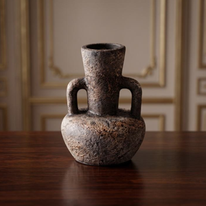 Jarrón de cerámica negro carbón Wabi Sabi, con doble asa, es perfecto para realzar el encanto artístico de tu sala de estar. - Product Image 3