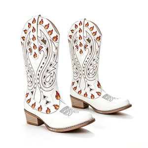 Bottines western vintage noires pour femmes, grandes tailles, en denim, à talons hauts. Bottes de chevalier personnalisées à découpe flamboyante. Uniquement pour les femmes. - Product Image 1