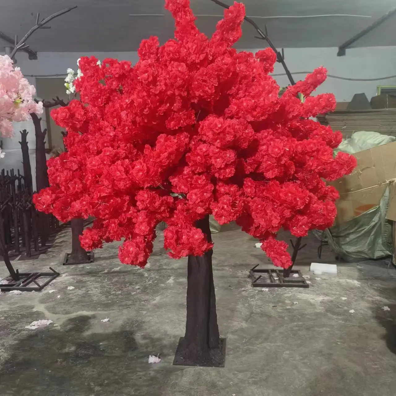 Albero di fiori di Chermy rosso artificiale per interni all'ingrosso per il centrotavola di nozze