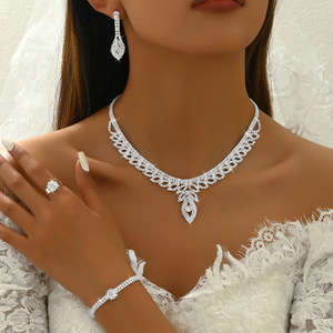 Elegante y Romántico Conjunto de Collar y Pendientes de Novia con Pedrería, Plateado, Venta al por Mayor, Accesorios de Boda Europeos y Americanos - Product Image 1