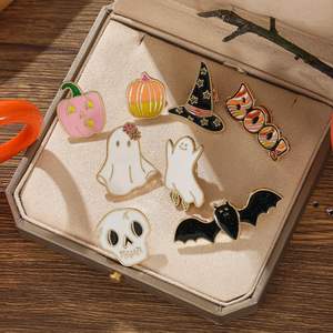 Tema cruzado Aleación de zinc Insignia plateada Impresión UV Acabado pintado Dibujos animados Caprichoso Murciélago Fantasma Calabaza Broche Accesorio - Product Image 2