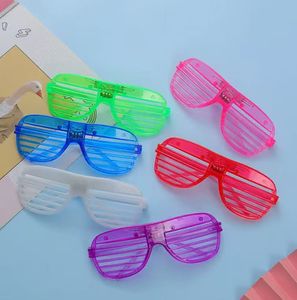 Lunettes de soleil LED néon pour enfants et adultes, accessoires lumineux tendance pour Halloween, Noël, anniversaires, fabriquées en plastique - Product Image 4