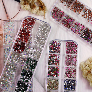 อุปกรณ์ตกแต่งเล็บแบบกลม 12 ช่อง 16 แบบ คละสี พร้อมเพชรติดเล็บแบบแบน - Product Image 3