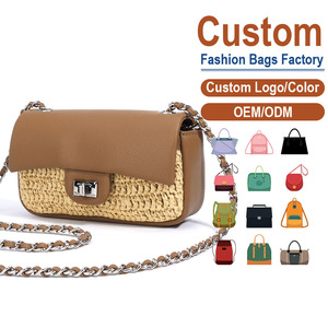 Bolso Bandolera de Paja y Cuero de Flor Integral con Solapa, Silueta Contorneada, Colección Primavera Verano 2026, Paleta Resort Elevada, Directo de Fábrica - Product Image 1