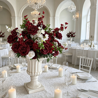 Arrangement de fleurs artificielles en rose rouge bordeaux et blanche, centre de table floral en soie pour la décoration de table de mariage et d'allée d'église