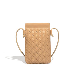 Sac à bandoulière mini tendance ODM/OEM en PU tressé, sacs de téléphone portable tissés à la main avec sangle pour filles, pochette pour téléphone portable - Product Image 4