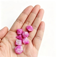 Mini dés polyédriques DND, 7 dés, minuscules et mignons, couleurs vives, amusants pour les enfants et les adultes, acrylique 10 mm D6, pour jeux de société ou collection