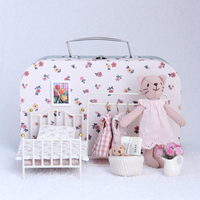 Diorama de chambre miniature, valise vintage, lit en métal, robe florale, ourson en tissu gingham, vase à tulipes, décoration d'intérieur, ornement, cadeau