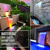 Cascade murale moderne en acier inoxydable Water Faery, rideau d'eau durable, ornement de jardin et élément de piscine pour projets commerciaux