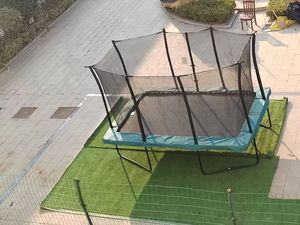 Trampoline d'extérieur robuste avec filet de protection pour le plaisir des sauts en famille dans le jardin - Product Image 1