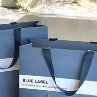 Tas Kado Kertas Biru dengan Pegangan Lembut dan Cetak Offset Logo Kustom, Tas Belanja untuk Kemasan Ritel