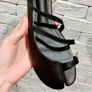 Nouvelles Tendances Sandales Femme à Bout Fendu Style Designer Été Talons Bas Ronds à Double Bride - Product Image 4