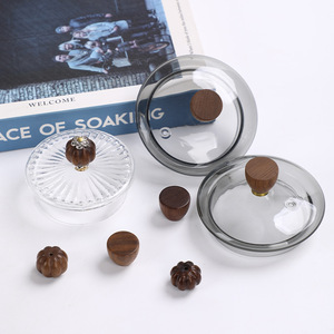 Tetera de vidrio y bambú Nande con tapa y asa de madera, diseño moderno y sencillo para preparar té - Product Image 4