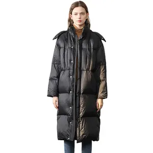 2020 韩版时尚风格冬装新款黑色中期长过膝加厚白鸭绒蓬松外套的女人