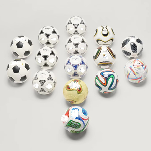Caja de Regalo Conmemorativa de la Copa Mundial de Fútbol 2026 con Balón de Fútbol Miniatura de Cuero PU Ecológico y Duradero, Tamaño Número 1 para Uso en Interiores - Product Image 3