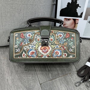 Bolso de Hombro Cruzado Estructurado de Cuero PU con Bordado Floral Vintage para Mujer, Tipo Doctor Box con Asa Superior - Product Image 2