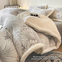 Literie moderne double face en velours de lait Ensemble de quatre pièces Motif solide Doublure en polaire chaude Housse de couette sculptée en polyester pour la maison