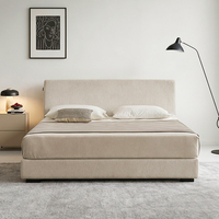 Lit double king size moderne en tissu capitonné blanc crème, mobilier de chambre à coucher de luxe, avec cadre de lit queen size simple et lumineux pour hôtel