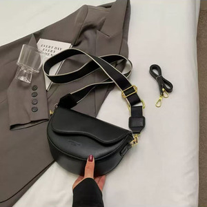 Bolso bandolera asimétrico de cuero con diseño geométrico moderno para mujer - Product Image 5