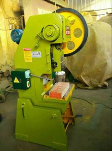 Presse mécanique inclinable à dos ouvert J23-16, machine de poinçonnage, prix compétitif, 300*450mm, 730*950*1750, fournie avec 160mm - Product Image 5