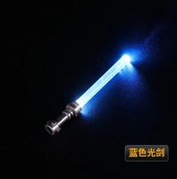 Mainan blok bangunan LED, mainan blok bangunan moc model manusia memegang bercahaya lightsaber