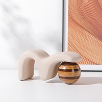 Ornement de table d'art de l'espace moderne Décoration en résine pour la décoration intérieure Artisanat décoratif en résine de style simple d'intérieur