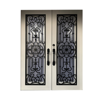 Portes doubles blanches élégantes d'accents de fer noir avec la spirale complexe et les conceptions florales pour une entrée renversante