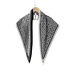 Bufanda triangular multifuncional de 135x60cm con patrón blanco y negro, accesorio de moda para mujer - Product Image 1