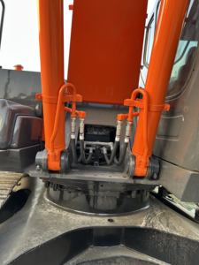 Excavadora Hidráulica de Ruedas Usada Hitachi ZX240-3 Modelo 2023, 95% Nueva, Pocas Horas de Uso, Motor de Alto Rendimiento, Ideal para Movimiento de Tierras - Product Image 6