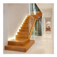 Escalier moderne à double plaque d'acier avec poutre en bois courbée et garde-corps en verre, escalier intérieur pour villa