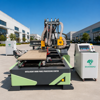 Machine CNC robuste pour portes en bois avec broche rotative à 360°, convoyeur automatique, équipement de fabrication de portes sur mesure OEM, certifiée CE