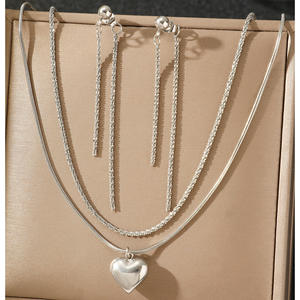 Nouveau Collier Ras du Cou Superposé en Acier Inoxydable avec Pendentif Cerise et Chaîne Torsadée, Plaqué Or 18K, Idéal pour Mariage, Fête, Cadeau, Ensemble de Bijoux - Product Image 2