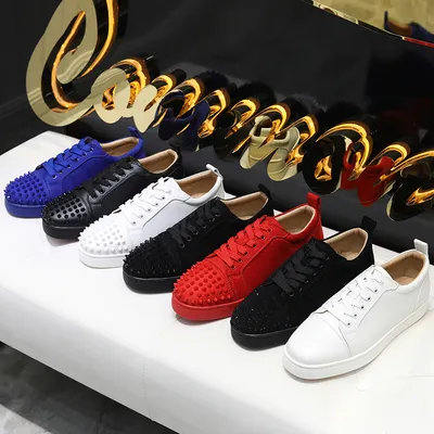 Fábrica al por mayor Mujeres Hombres de cuero genuino Fondo rojo Diseñador Spike Zapatos Marcas famosas Zapatillas planas de lujo para los hombres Zapatos