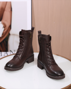 Botines de combate impermeables de tacón grueso para mujer, estilo Martin, color marrón, con cordones, en stock, económicos, para pedidos al por mayor - Product Image 1