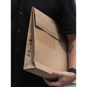 Biểu Tượng Tùy Chỉnh Gusseted Tông Vận Chuyển Phong Bì Tái Chế Cứng Nhắc <span class=keywords><strong>Kraft</strong></span> Giấy Bưu Phẩm Cho Quần Áo Và Vớ Giao Hàng Nhanh - Product Image 5