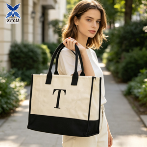 Sac fourre-tout en toile crème avec panneau inférieur noir, imprimé monogramme lettre T, poignée noire, structuré, pour femme, usage quotidien et professionnel - Product Image 1