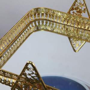 गर्म बिक्री उच्च गुणवत्ता वाले दर्पण ग्लास फर्नीचर अनुकूलित 3 स्तर गोल्डन मेटल 4 व्हील्ड फूड कैंडी ट्रॉली - Product Image 5