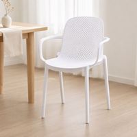 Fauteuil scandinave blanc moulé avec accoudoirs et dossier ouvert en plastique pour coin petit-déjeuner, table de bistrot, salle à manger, maison