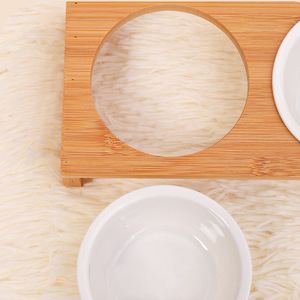 Station d'alimentation surélevée pour animaux de compagnie en bambou avec deux bols en céramique pour la nourriture et l'eau des chats - Product Image 3