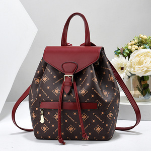 Sac à dos en cuir avec motif lettres, boucle décorative rouge, sangle amovible fermée, capacité moyenne, utilisation quotidienne en toutes saisons - Product Image 1