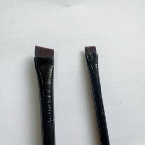 Pennello Sottile Angolato Nero Portatile per Sopracciglia, Strumento Singolo per Tinta Sopracciglia e Contorno Eyeliner - Vendita all'Ingrosso - Product Image 1