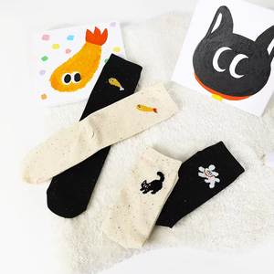 Nouvelles chaussettes mi-mollet pour femmes au design original, printemps, été, hiver, taille unique, couleur unie, antidérapantes, décontractées - Product Image 1