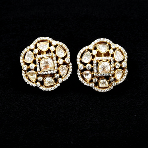 Boucles d'oreilles clous en moissanite Polki style Kundan, plaquées or jaune, bijoux ethniques floraux pour femmes, pour les occasions spéciales. - Product Image 1