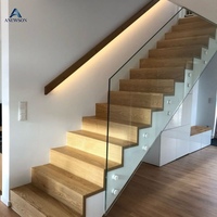 Escalier droit moderne sur mesure pour villa résidentielle intérieure, marches en bois, garde-corps entièrement en verre