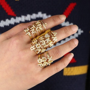 Anillo Minimalista con Inicial Personalizada en Oro, Joyería Delicada de Latón para Mujer con Nombre Personalizado y 26 Letras del Alfabeto - Product Image 6