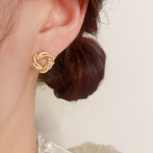 Exquisito verano nuevo diseño pendientes de moda para mujer alta calidad diamantes de imitación perla envuelto triángulo Stud para regalo - Product Image 2