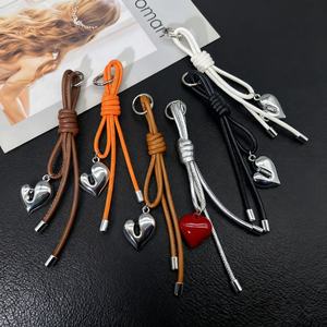 Accesorios de Bolso de Mano Portátiles Personalizables para Mujer, 6 Colores Disponibles, Correa de PU Trenzada Simple, Llaveros con Colgante de Corazón Plateado - Product Image 1